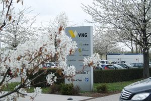 Neues VNG-Logo an der Einfahrt zur VNG-Zentrale. Foto: Ralf Julke