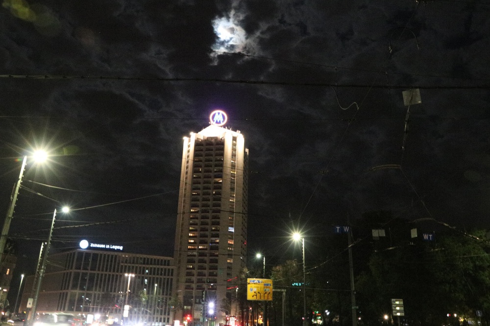 Das Wintergartenhochhaus bei Nacht. Foto: Michael Freitag