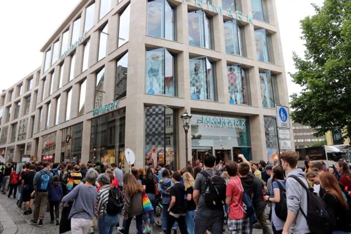 Für die Billigmode-Kette "Primark" fanden die Demonstranten wenig gute Worte. Nach der Ansprache gab e Beifall auch von Umstehenden. Foto: L-IZ.de
