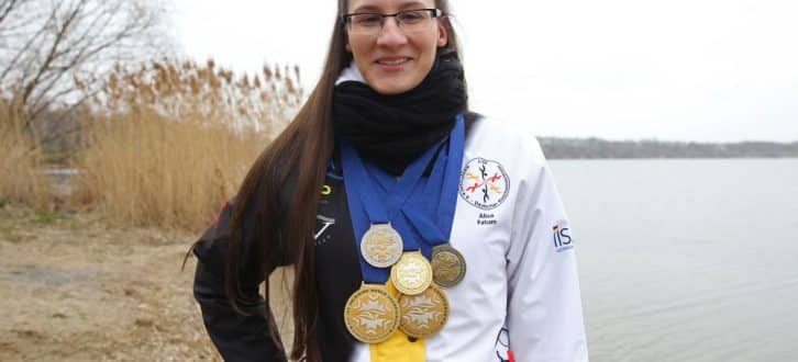 Fünf Medaillen brachte Alisa Fatum aus Murmansk mit. Im Kulkwitzer See hatte sich die Schwimmerin auf die WM vorbereitet. Foto: Jan Kaefer