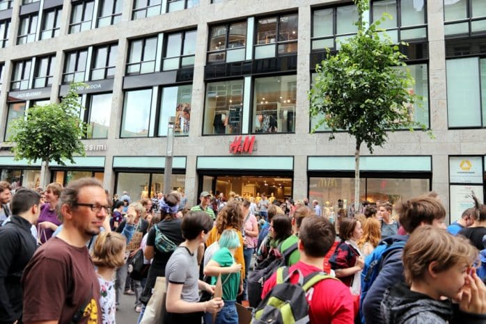 H&M wurde unter anderem angezählt, weil regelmäßig Billigmode unverkauft einfach verbrannt wird. Foto: L-IZ.de