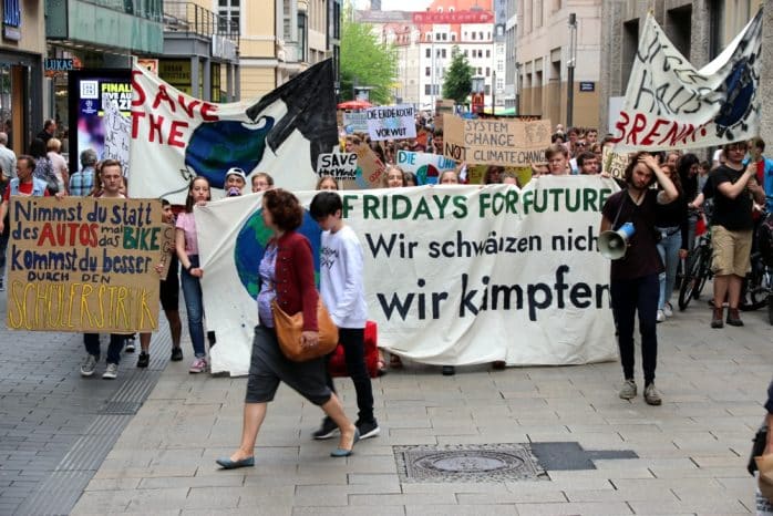 An Breuninger, McDonalds, H&M vorbei zur Deutschen Bank am kleinen Leuschner-Platz. Foto: L-IZ.de