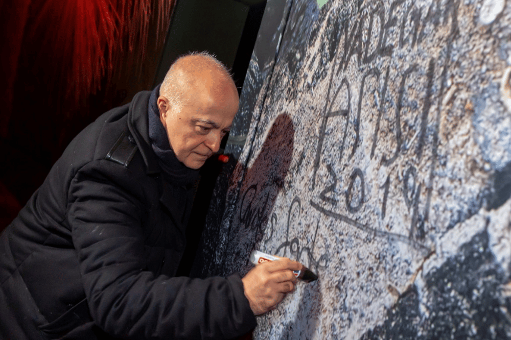 Carolas Garten - Asisi unterschreibt Panorama. Foto: Tom Schulze © asisi