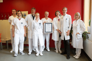 Das Team der UKL-Nephrologie um Prof. Tom Lindner (Mitte) mit dem Zertifikat für das Hypertonie-Zentrum. Foto: Stefan Straube / UKL