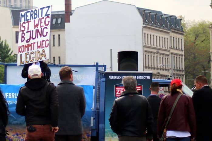 Das einzige Schild der rechtsradikalen Demonstration war ein Nachhall der "Legida"-Forderung "Jung muss weg". Foto: L-IZ.de