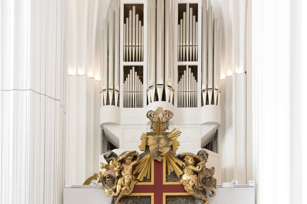 Die Schwalbennestorgel im Paulinum - Aula und Universitätskirche St. Pauli (im Vordergrund: Gedächtnismal Wilhelm von Ryssel). Foto: Universität Leipzig/Marion Wenzel