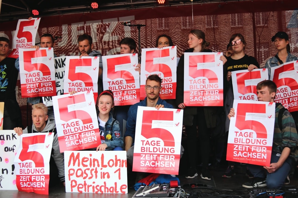 Die Forderung des DGB f&uuml;r ganz Sachsen auch in Leipzig af dem Marktplatz: f&uuml;r f&uuml;nf Tage im Jahr, die man f&uuml;r Fortbildung nutzen kann. Foto: L-IZ.de