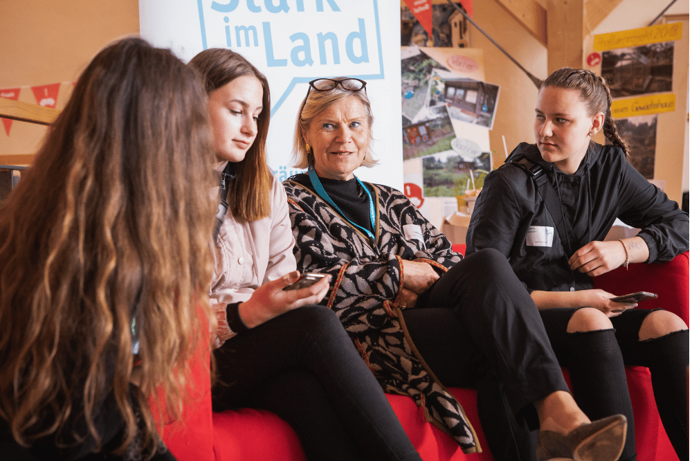 Interview mit Dr. Heike Kahl, Vorsitzende der Geschäftsführung der DKJS durch das Jugendteam Torgau. © dkjs/P. Kuchel