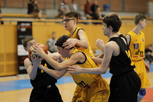 Kampf um den Ball beim Finale der Ceybl-Turniere im M&auml;rz zwischen MBC Rookies (gelb) und Inter Bratislava. Foto: CEYBL