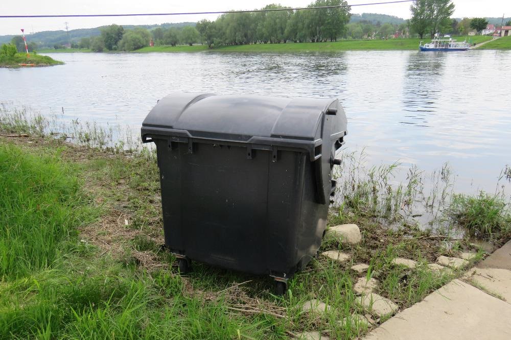 Müllcontainer nahe der Fähre in Coswig. Quelle: Polizei Sachsen