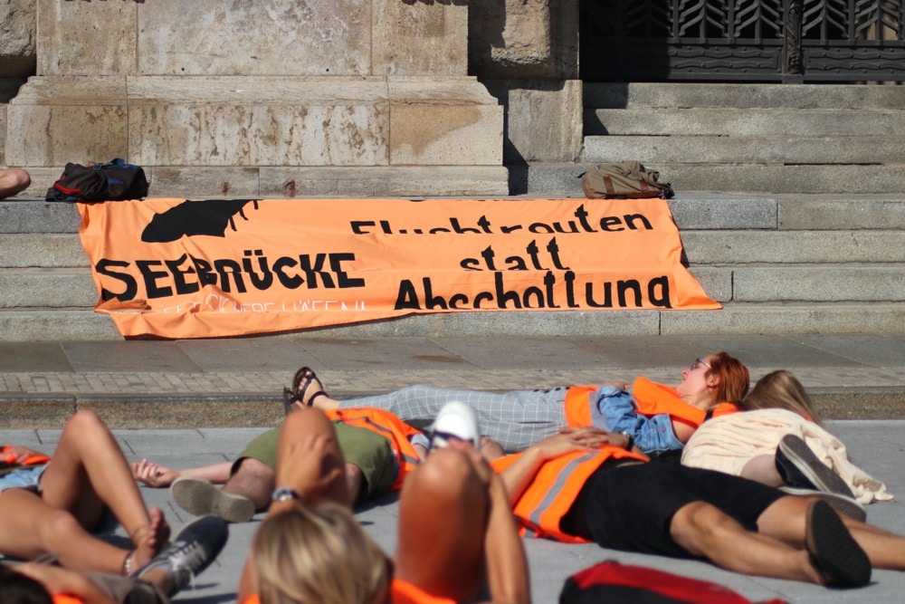 Nach Demos in Leipzig eine Aktion der Seebrücke Leipzig am 19. September 2018 vor dem Rathaus für einen sicheren Hafen. Foto: L-IZ.de