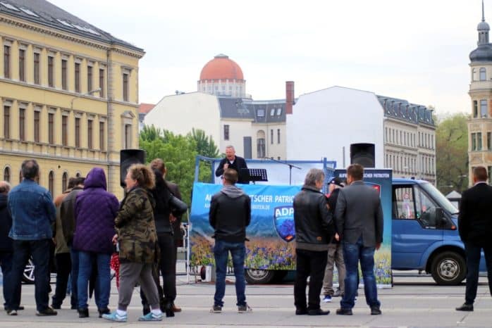 Nur wenige Teilnehmer während bei der Rede von Markus Beisicht vor der Bühne. Foto: L-IZ.de