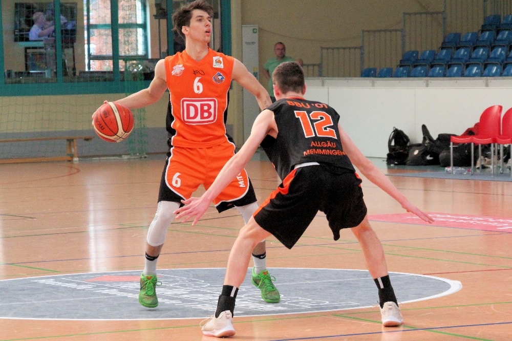 Ole Sievers sucht den Anspielpartner, der Point Guard gehört zu jenen, die im NBBL-Team bereit sind, Verantwortung zu übernehmen. Foto: Birger Zentner