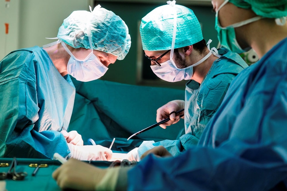 Dr. Christan Kleinbei der Operation, Foto: Helios