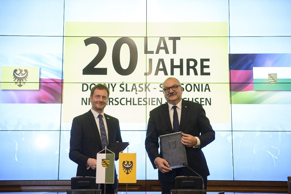 Ministerpräsident Michael Kretschmer (l.) und der Marschall der Wojewodschaft Niederschlesien, Cezary Przybylski bei der Unterzeichnung eines gemeinsamen Kommuniqués zur Perspektive der Regionalpartnerschaft zwischen Sachsen und Niederschlesien. Foto: Pawel Sosnowski