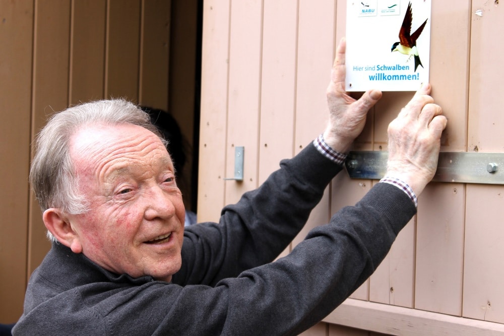 Peter Sodann mit Schwalbenplakette. Foto: Eike von Watzdorf