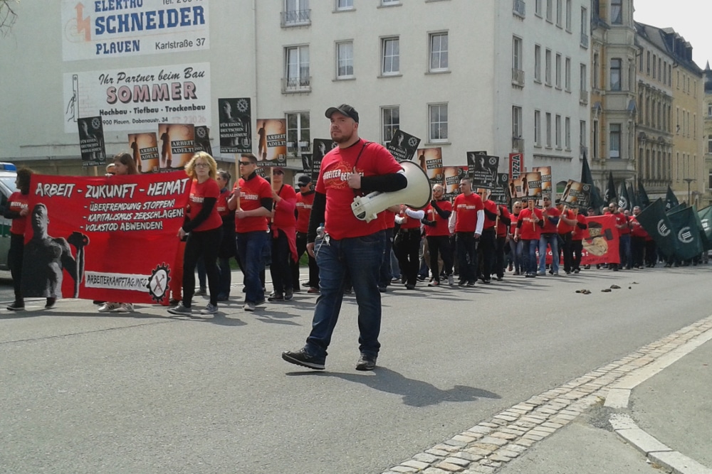 Vor drei Jahren demonstrierte der „III. Weg“ schon einmal am 1. Mai in Plauen – ebenfalls in einheitlicher Kleidung. Foto: René Loch