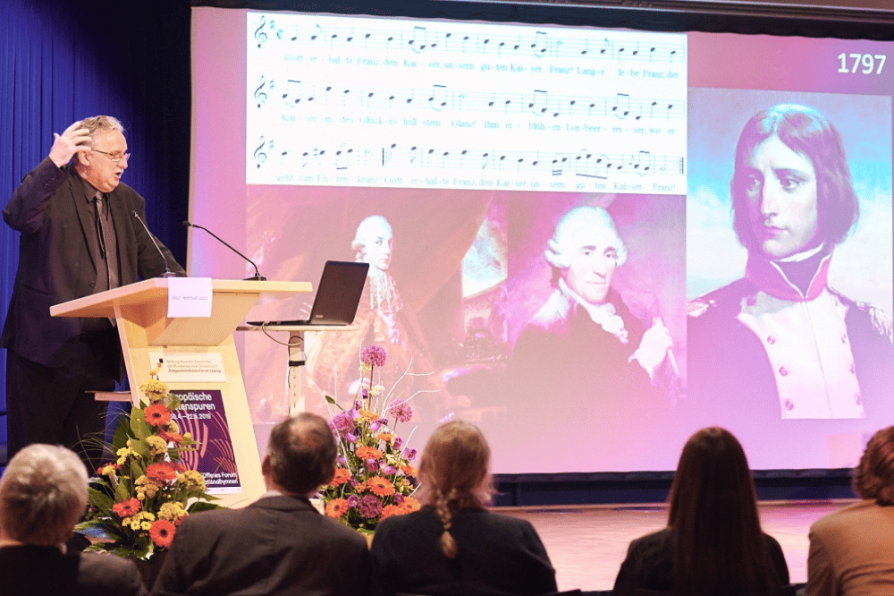 Prof. Helmut Loos entfaltet die Geschichte der deutschen Nationalhymne. Foto: Daniel Reiche