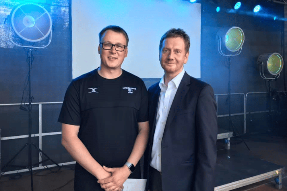 Scorpions-Chef Jens Köhler (links) und Sachsens Ministerpräsident Michael Kretschmer (rechts). Quelle: Jens Köhler