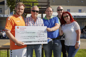 Spendensumme fast verdoppelt: Gleb Gerner (links) freut sich &uuml;ber das Ergebnis des Fu&szlig;ballcups, zufrieden sind auch die Vorst&auml;nde der TAS AG Sylvia, Christian (rechts) und Jochen Geyer (2.v.l.) und bluechip-Vorstandsvorsitzender Hubert Wolf (3.v.l.). Quelle: MDFC