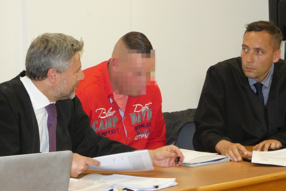 Thomas K. (32, M.) am Donnerstag neben seinen Anwälten Curt-Matthias Engel und Mario Thomas (v.l.). Foto: Lucas Böhme