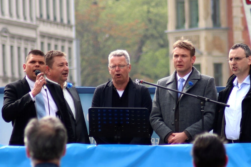 Der erste echte Versuch auf dem Simsonplatz: Traut vereint bei der deutschen Hymne (vlnr.): Alexander Kurth, Egbert Ermer, Markus Beisicht, André Poggenburg und „Jan“ von „Pro Chemnitz“. Foto: L-IZ.de