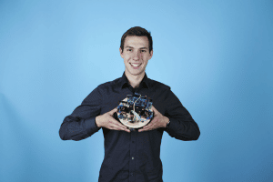Konstruierte einen agilen Spezialroboter: Vincent Voigtländer (19) aus Dresden. Quelle: Stiftung Jugend forscht e. V.