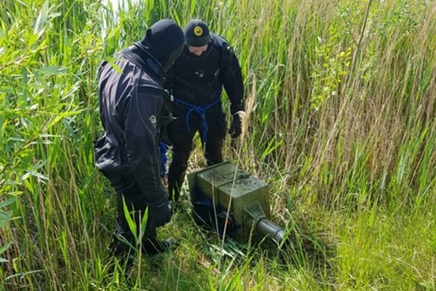 An der Kiesgrube in Kleinliebenau konnte der Blitzer geborgen werden. Foto: PD Leipzig