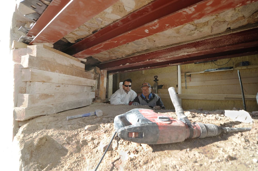 Sebastian Dülme (l.) und Hans-Peter Hartmann von der Firma Bautenschutz Eilenburg haben die erste Etappe des Schlosswand-Durchbruchs gemeistert. Foto: Landratsamt Nordsachsen/Bley