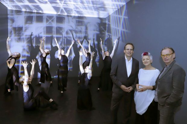 Volker Bremer (LTM GmbH), Victoria Coeln (Lichtkünstlerin) und Dr. Alfred Weidinger (Museum der bildenden Künste Leipzig) eröffneten am 3. Mai 2019 das Lichtstudio im Museum der bildenden Künste Leipzig. Tänzerinnen der Musikschule Leipzig „Johann Sebastian Bach“ brachten ihre Schatten tänzerisch in das Lichtprojekt ein. Foto: LTM / PUNCTUM Alexander Schmidt