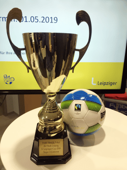 Fair-Trade-Pokal und fair produzierter Ball zum Leipziger Cup 2019. Foto: Grüne Fraktion Leipzig