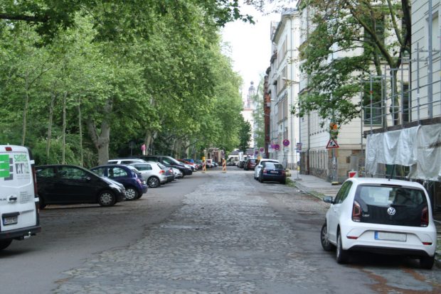 Der Floßplatz direkt vor der Petrischule. Foto: Ralf Julke