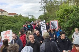 Der Protestspaziergang startete an der Karl-Härting-Straße. Foto: Axel Kalteich