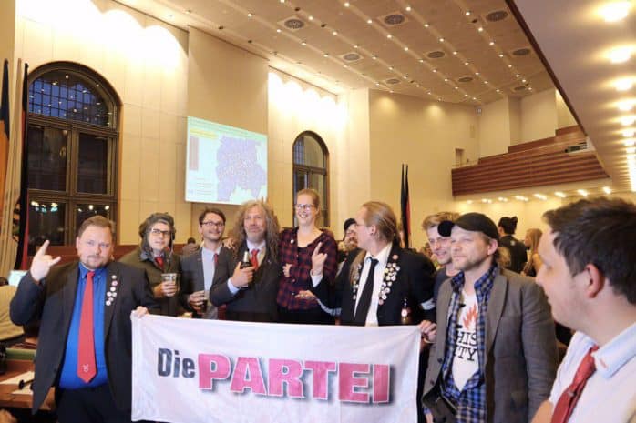 Kurz vor der Machtübernahme. Die PARTEI holt mindestens 2 Mandate im Stadtrat Leipzig. Foto: L-IZ.de