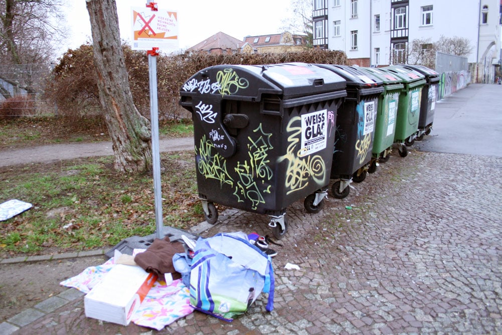 Auch in Leipzig an der Tagesordnung: Müll am Straßenrand. Foto: Ralf Julke