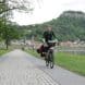 Oliver Pape am vierten Tag seiner Tour von Dessau bis zur tschechischen Grenze auf dem Elberadweg. Hier radelt der Berliner gerade durch das Städtchen Königstein in der Sächsischen Schweiz – im Hintergrund die berühmte Bergfestung. Foto: Hartmut Landgraf