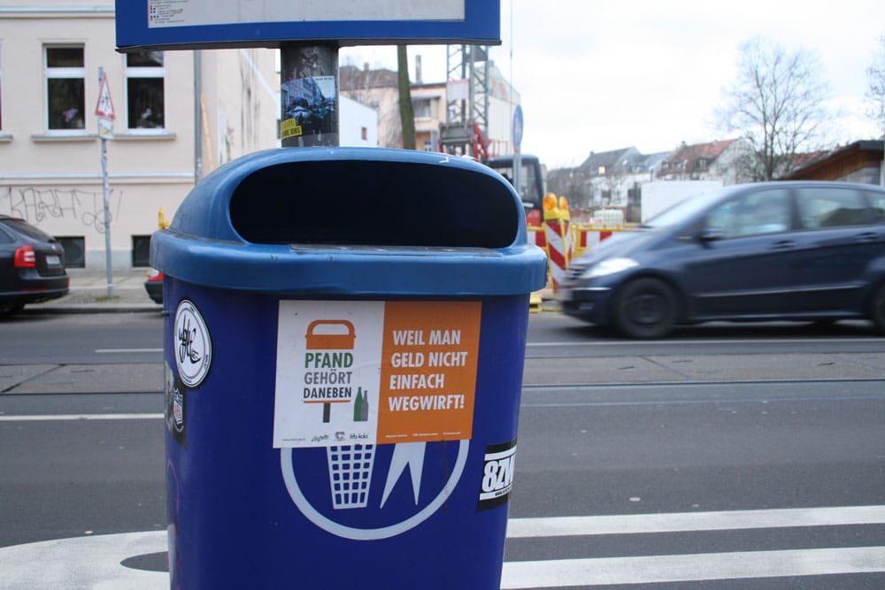 Auch Pfandflaschen gehören nicht in den Abfall. Foto: Ralf Julke