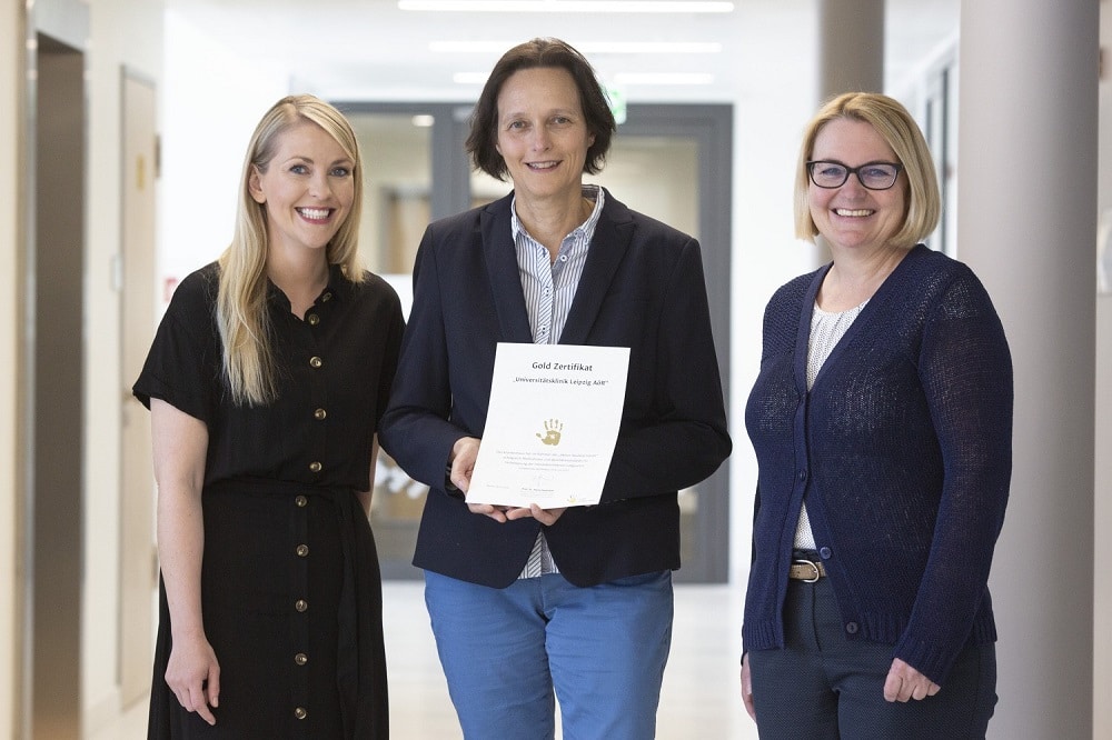 Zum ersten Mal ist das UKL mit dem Gold-Zertifikat der „Aktion Saubere Hände“ ausgezeichnet worden. Prof. Iris Chaberny (Mi.), Direktorin des Instituts für Hygiene, Krankenhaushygiene und Umweltmedizin, Dr. Bettina Schock (li.), Wissenschaftliche Leitung am Institut, und die Leitende Hygienefachkraft Anja Behne freuen sich, die hohen Anforderungen an das Zertifikat erfüllt zu haben. Foto: Stefan Straube / UKL