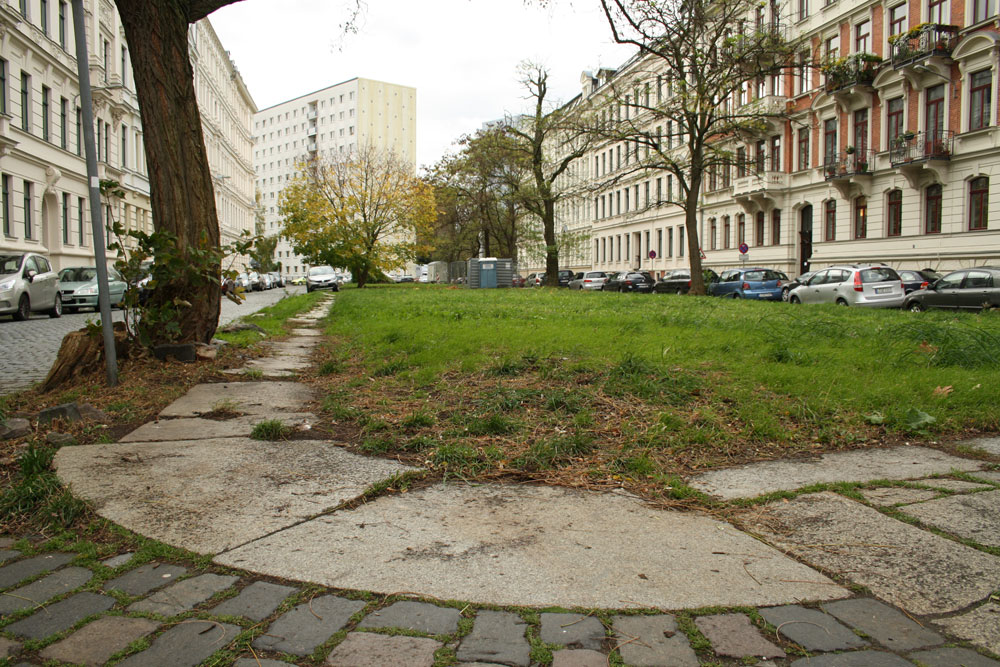 Seit über 60 Jahren gedeckelt: der Pleißemühlgraben in der Lampestraße. Foto: Ralf Julke