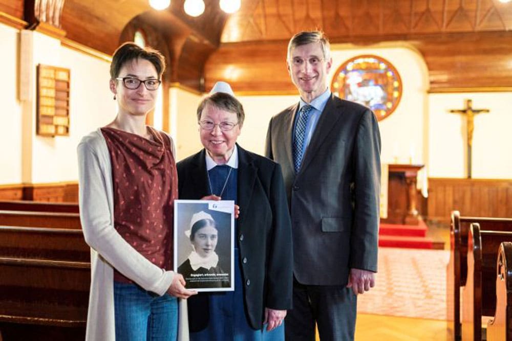 Dr. Fruzsina Müller, Schwester Maria Wermuth und Rektor Dr. Michael Kühne (v. l. n. r.) präsentieren die druckfrische Broschüre, die an das traurige Schicksal der Leipziger Diakonisse Marie Runkel erinnert. Foto: Kay Zimmermann
