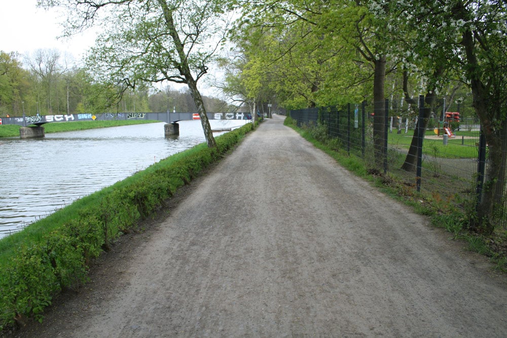 Bis auf den Schotter abgefahren: der Rennbahnweg. Foto: Ralf Julke