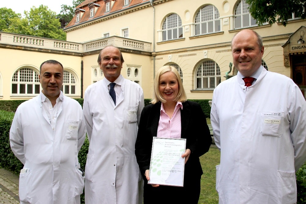 v.l.n.r.: Oberarzt Dr. Ali Acikgöz, Chefarzt Prof. Dr. Arved Weimann, Geschäftsführerin Dr. Iris Minde und Chefarzt Prof. Dr. Ingolf Schiefke sind stolz auf das DKG-Zertifikat. © Klinikum St. Georg