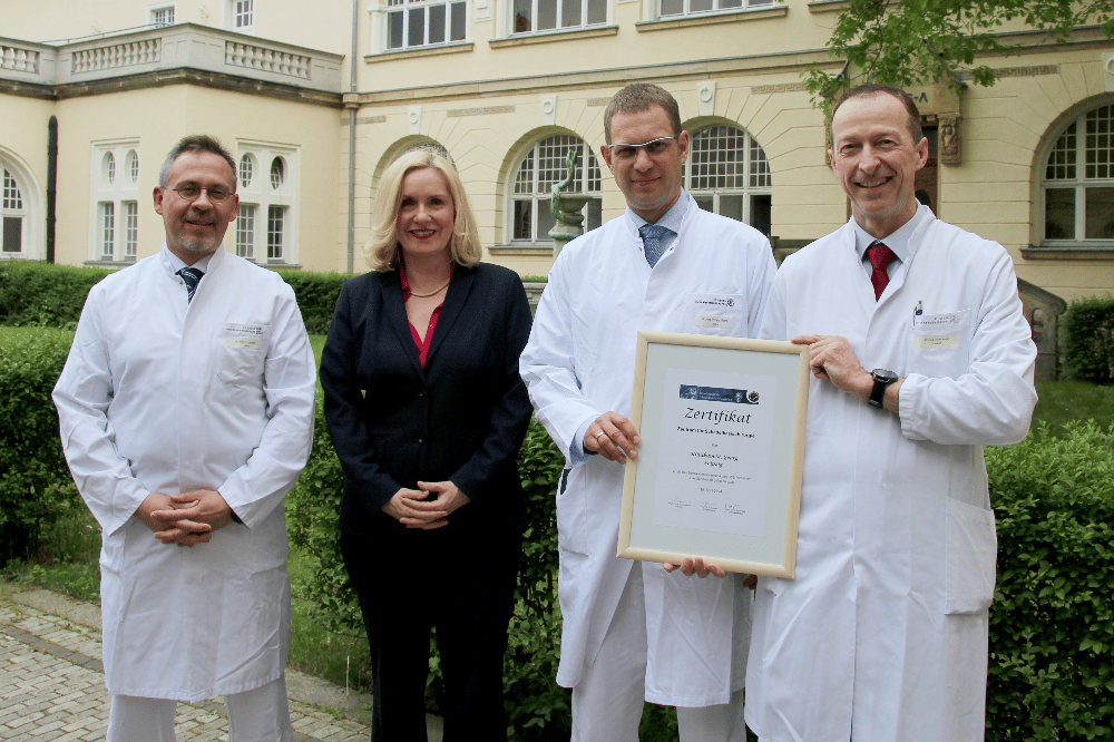 v.l.n.r. Dr. André Liebmann (Chefarzt der Klinik für Strahlentherapie und Radioonkologie), Dr. Iris Minde (Geschäftsführerin des Klinikums), Dr. Andreas Boehm (Chefarzt der Klinik für Hals-, Nasen- und Ohrenheilkunde) und Dr. Oliver Sorge (Chefarzt der Klinik für Neurochirurgie) © Klinikum St. Georg