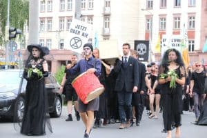 Knapp 2.000 Gothics während des Abschlusstages des WGT auf dem Trauermarsch gegen das Artensterben am 10. Juni 2019 in Leipzig. Foto: L-IZ.de