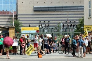 Ab 13:30 Uhr bis zum Sitzungsbeginn versammelten sich rund 40 bis 50 Demonstranten vor dem Gebäude der SWL an der Eutritzscher Straße und begrüßten einige Aufsichtsräte. Foto: L-IZ.de