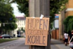Im Vorbeifahren hupte so mancher aus Solidarität. Foto: L-IZ.de