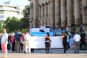 21, 22 oder gar 27 bei der ADPM, war das Rätsel am 5. Juni auf dem Simsonplatz. Foto: L-IZ.de
