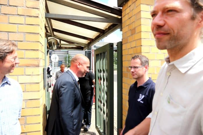LVV-Geschäftsführer Karsten Rogall kam zu einem Plausch vor die Tür (siehe Video). Foto: L-IZ.de