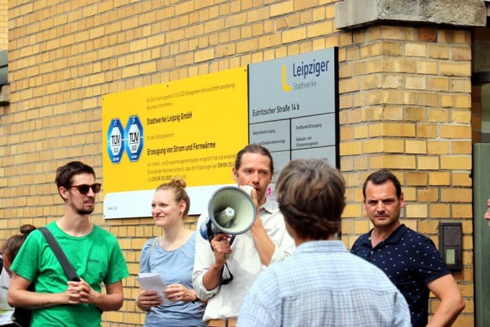 Martin Hilbrecht (BUND) und LVV-Presesprecher Frank Viereckl vor dem Eingangstor. Foto: L-IZ.de