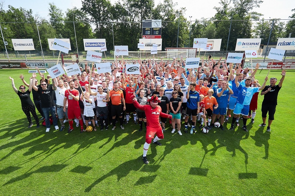 Fußball für den guten Zweck: 17 Firmen-Mannschaften aus ganz Mitteldeutschland traten gegeneinander an. Das Team relaxdays hatte beim Cup 2019 am Ende die Nase vorn und besiegte die nextbike GmbH mit 1:0. Foto: Rudolf Wernicke